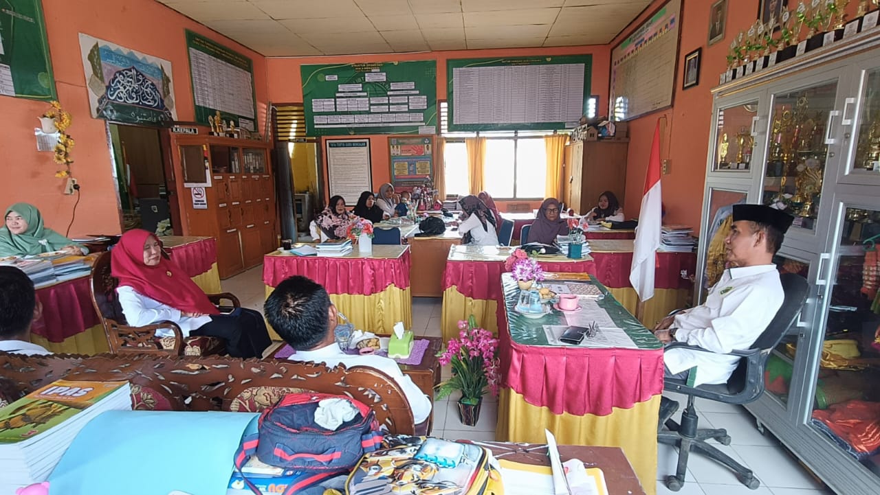 Kunjungan Kepala Kemenag Kabupaten Merangin dalam Rangka Pembinaan Kepala dan Guru Serta Pegawai MIN 4 Merangin
