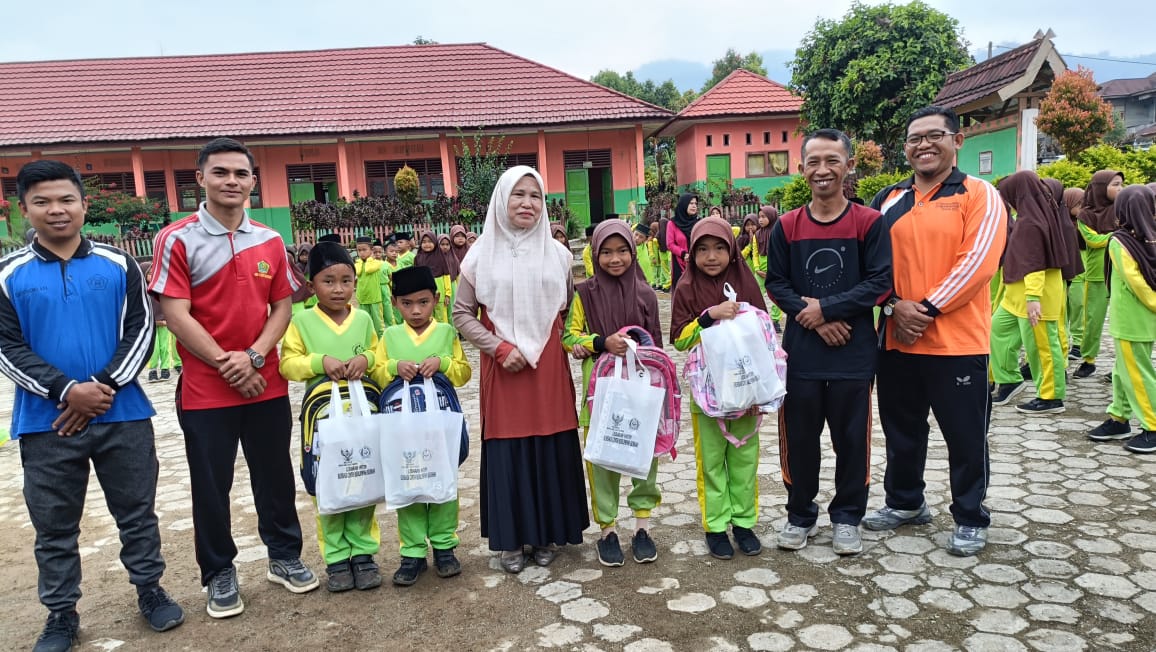 Empat Siswa MIN 4 Merangin Dapat Paket Bantuan dari BAZNAS dalam rangka Menyambut Idul Yatama